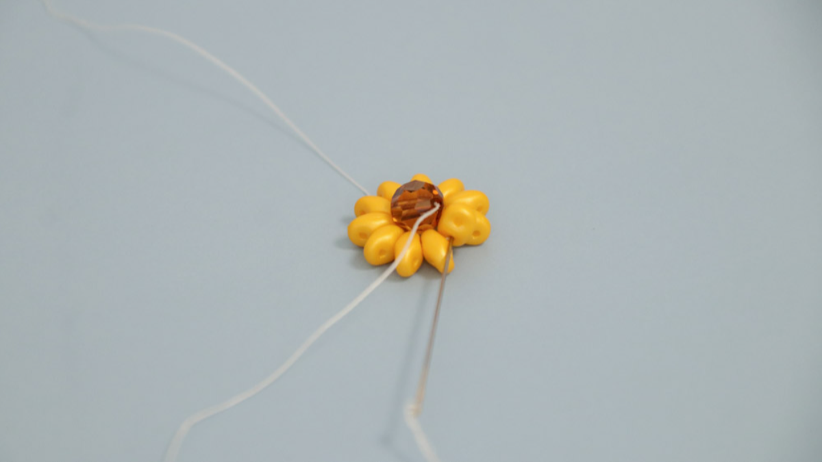 Boucles d'oreilles tournesol avec perles SuperDuo : Etape 4 Boucles d'oreilles tournesol avec perles SuperDuo : Etape 4