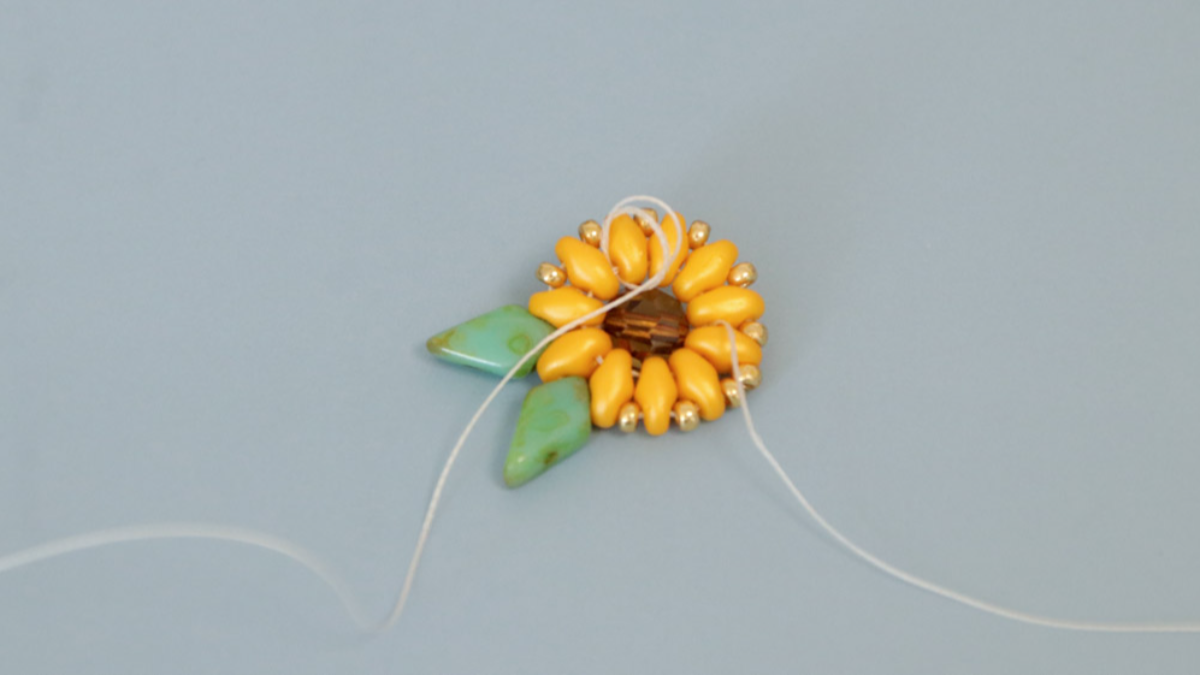 Boucles d'oreilles tournesol avec perles SuperDuo : Etape 13 Boucles d'oreilles tournesol avec perles SuperDuo : Etape 13
