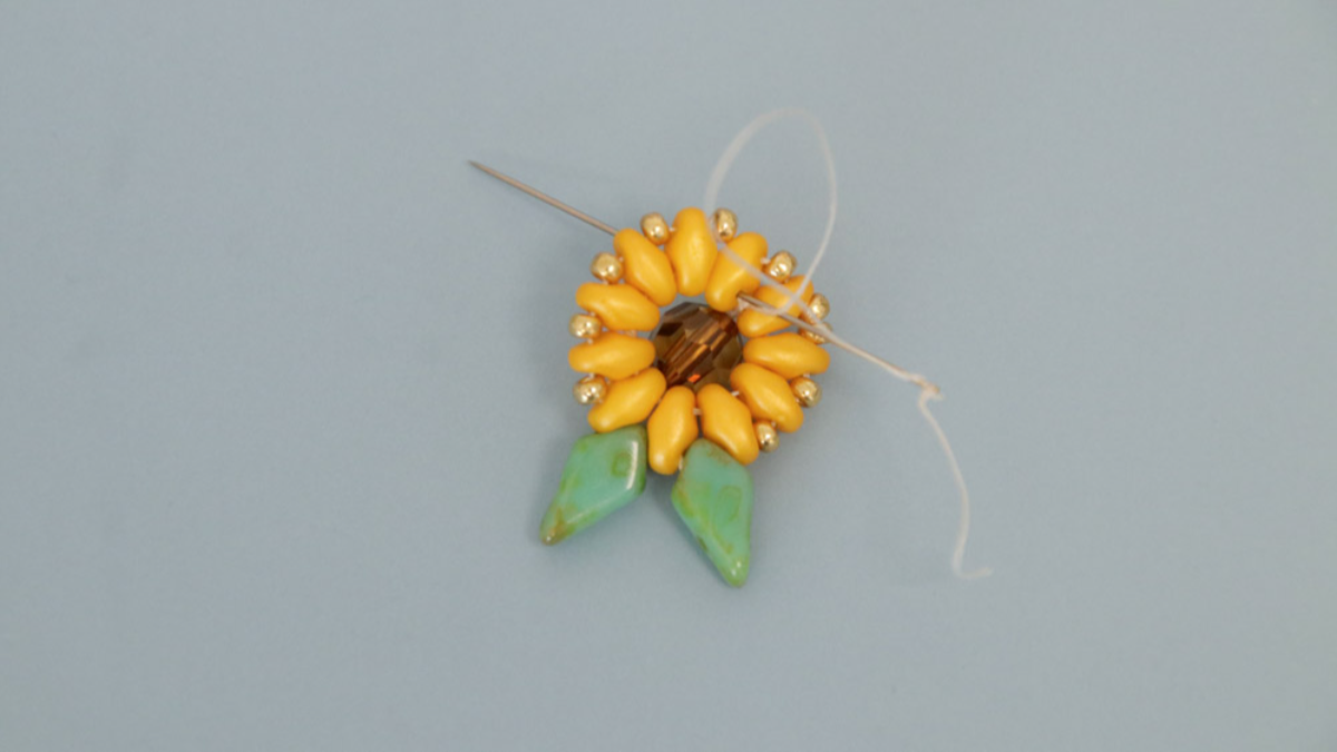 Boucles d'oreilles tournesol avec perles SuperDuo : Etape 14 Boucles d'oreilles tournesol avec perles SuperDuo : Etape 14