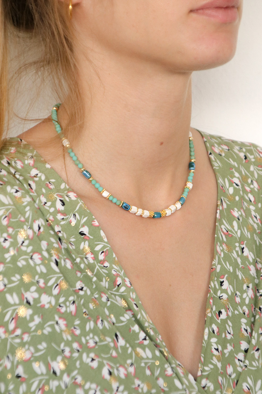 Schéma Collier perles tubes en céramique bleu turquoise