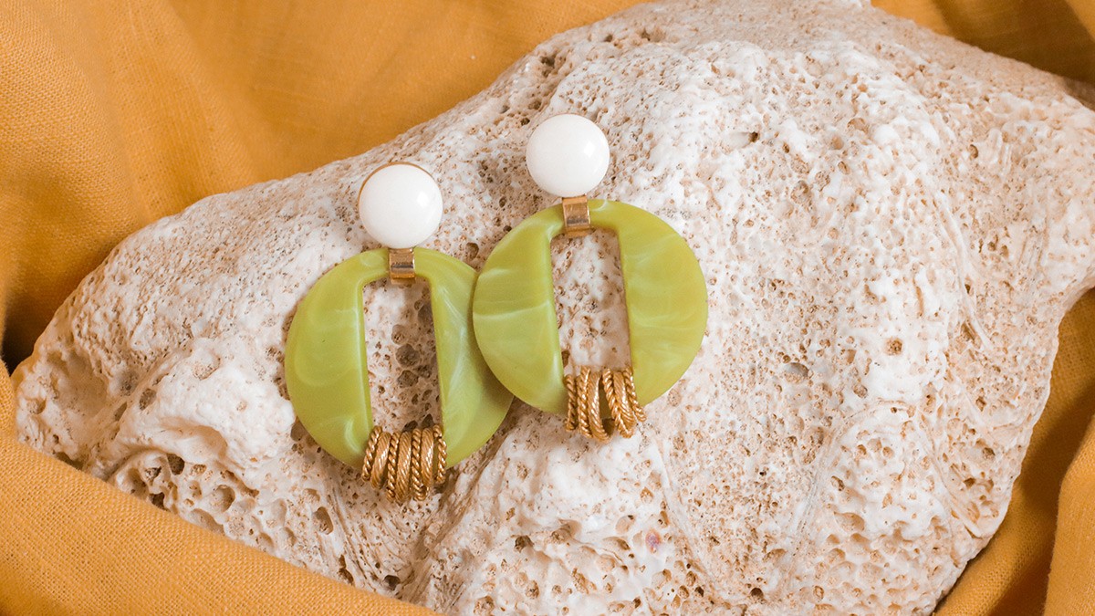 Boucles d'oreilles fantaisie en résine et acier inoxydable Boucles d'oreilles fantaisie en résine et acier inoxydable