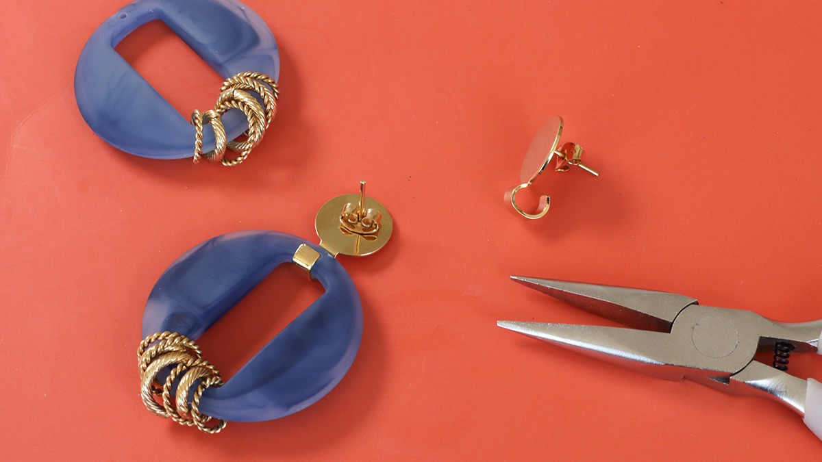 Boucles d'oreilles fantaisie en résine et acier inoxydable : Etape 3