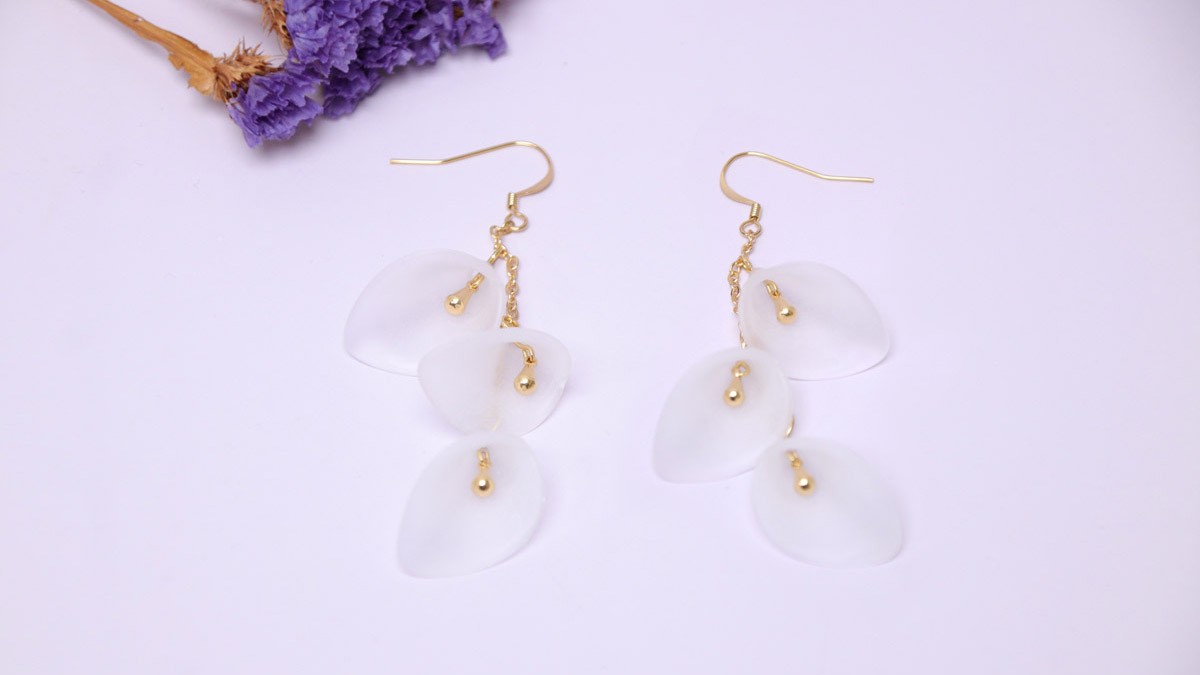 Boucles d'oreilles pendantes dorées à fleurs