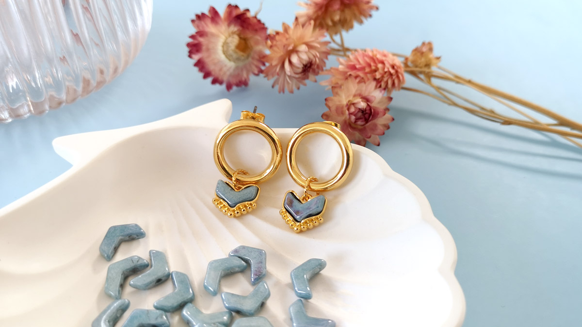 Boucles d'oreilles cercle doré et breloque chevron Boucles d'oreilles cercle doré et breloque chevron