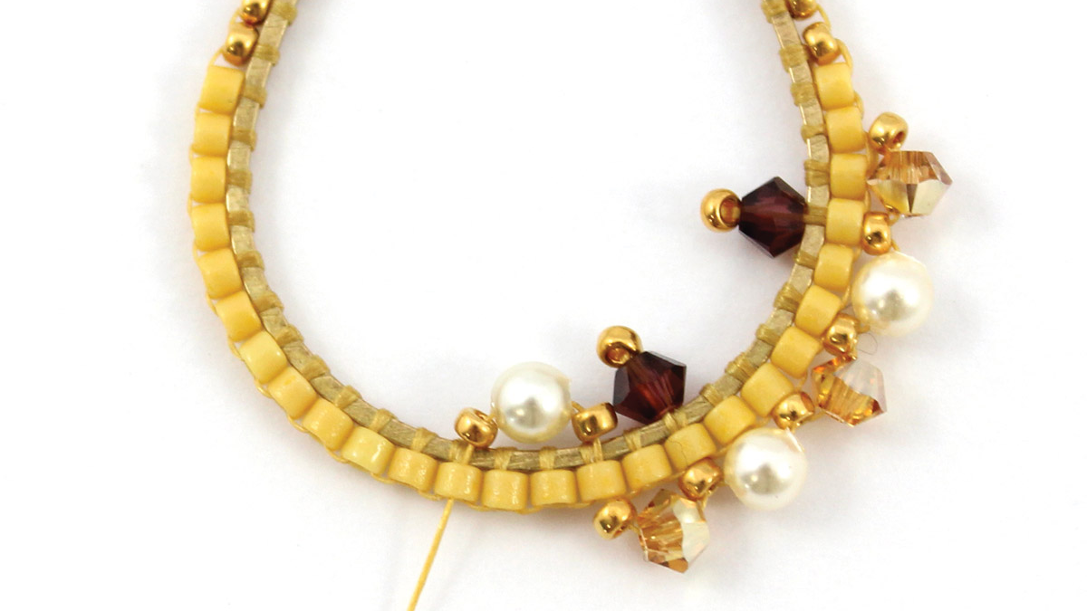 Boucles d'oreilles gouttes en Brick Stitch avec cristaux et perles Miyuki : Etape 7