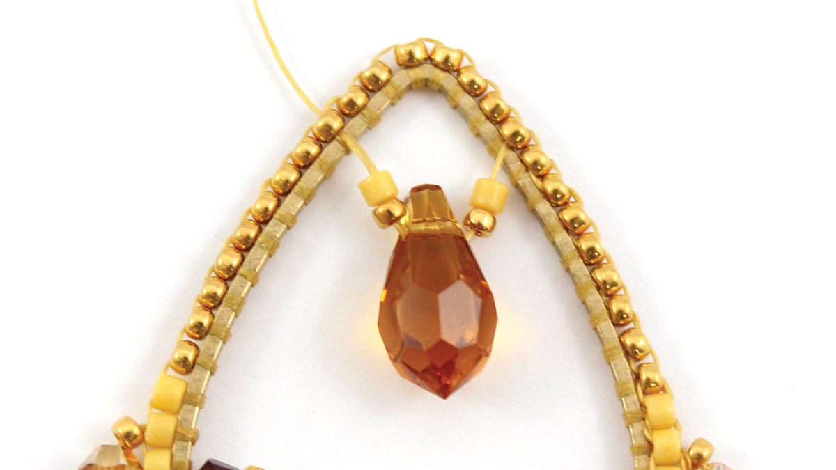 Boucles d'oreilles gouttes en Brick Stitch avec cristaux et perles Miyuki : Etape 11