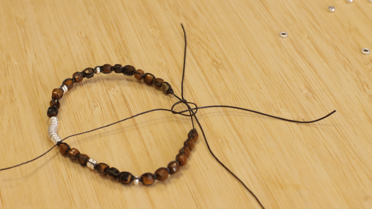 Bracelet de couple en perles heishi pierres gemmes et slam cord : Etape 6