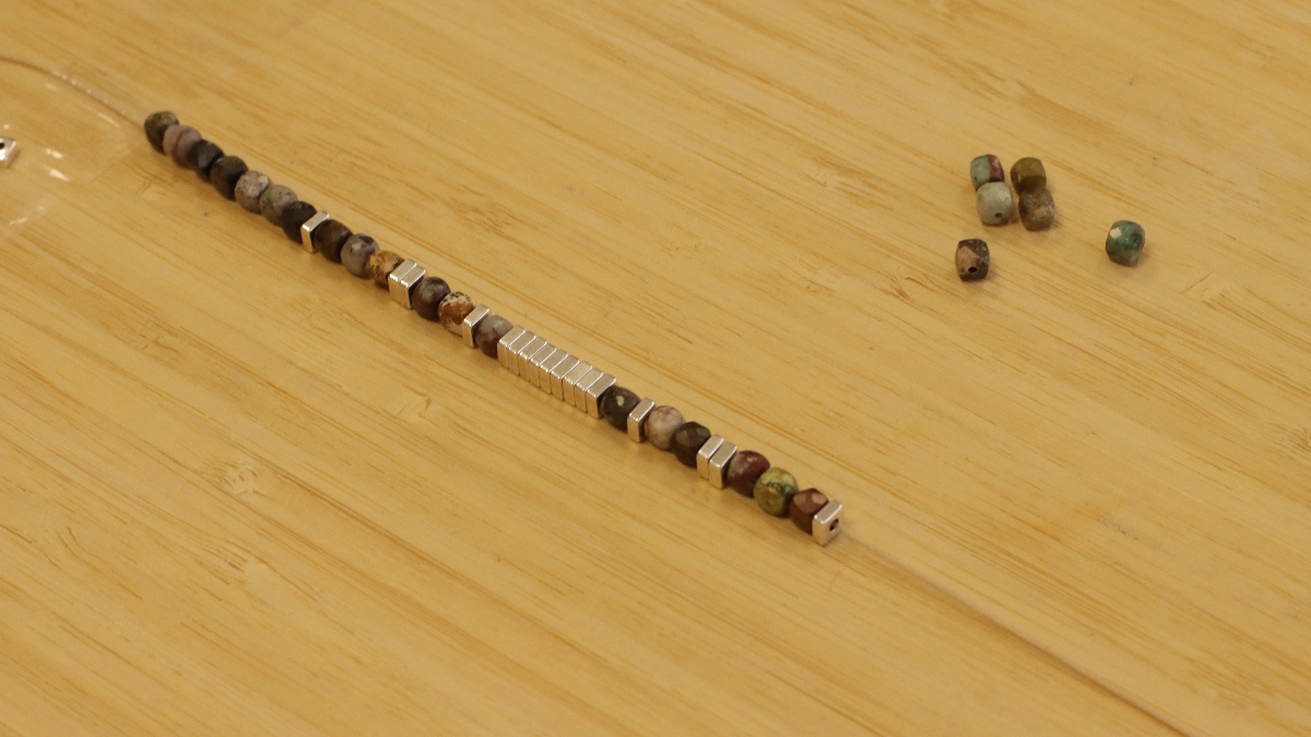 Bracelet de couple en perles heishi pierres gemmes et slam cord : Etape 8