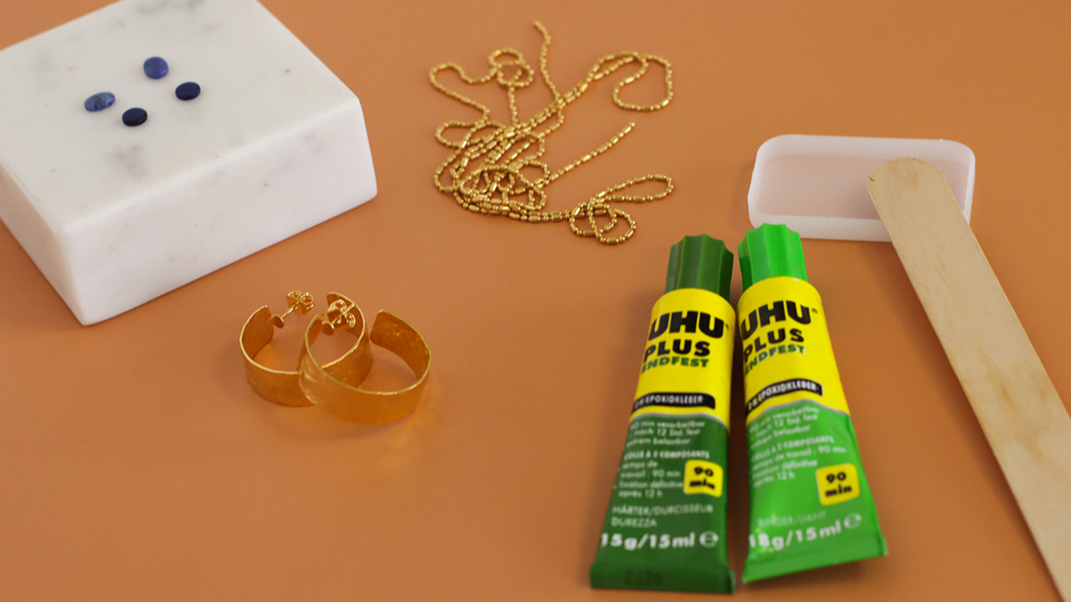 Créoles couleur or et Sodalite : Etape 1 Créoles couleur or et Sodalite : Etape 1