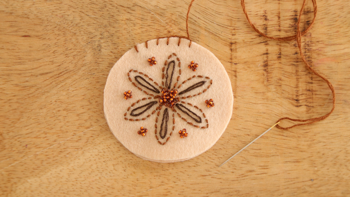 Patron feutrine Noël Déco de Sapin Senteurs de Noël : Etape 11 Patron feutrine Noël Déco de Sapin Senteurs de Noël : Etape 11