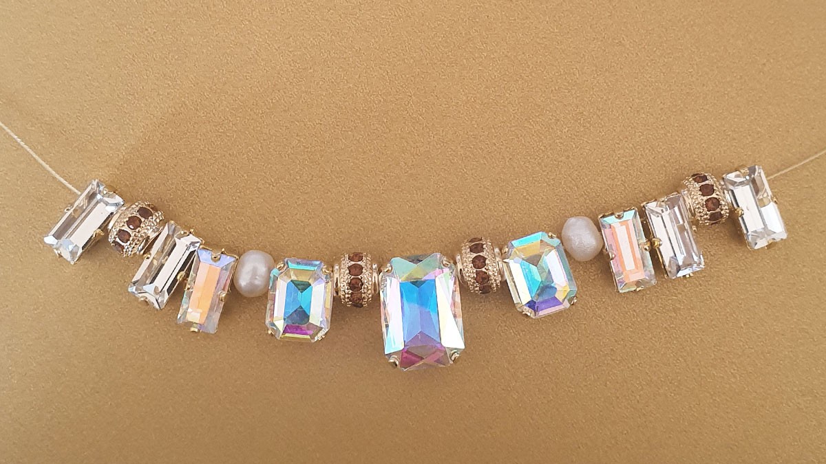 Collier de soirée pour femme avec cristaux Aurora : Etape 1 Collier de soirée pour femme avec cristaux Aurora : Etape 1