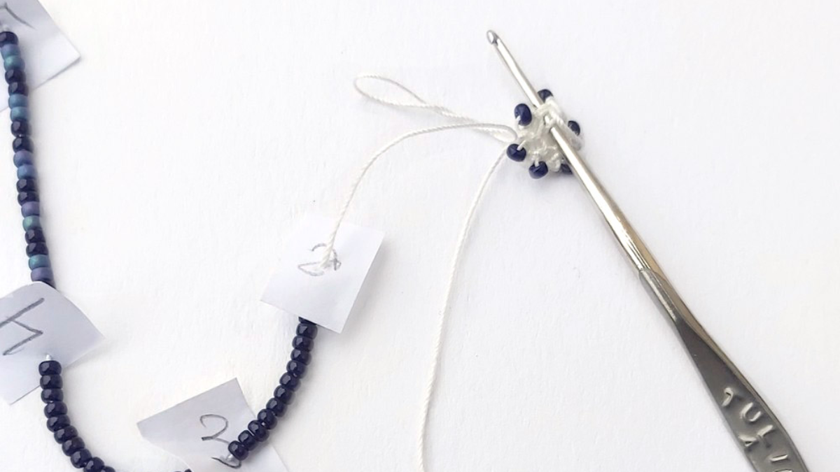 DIY Boule de Noël dégradé de perles en spirale au crochet : Etape 2