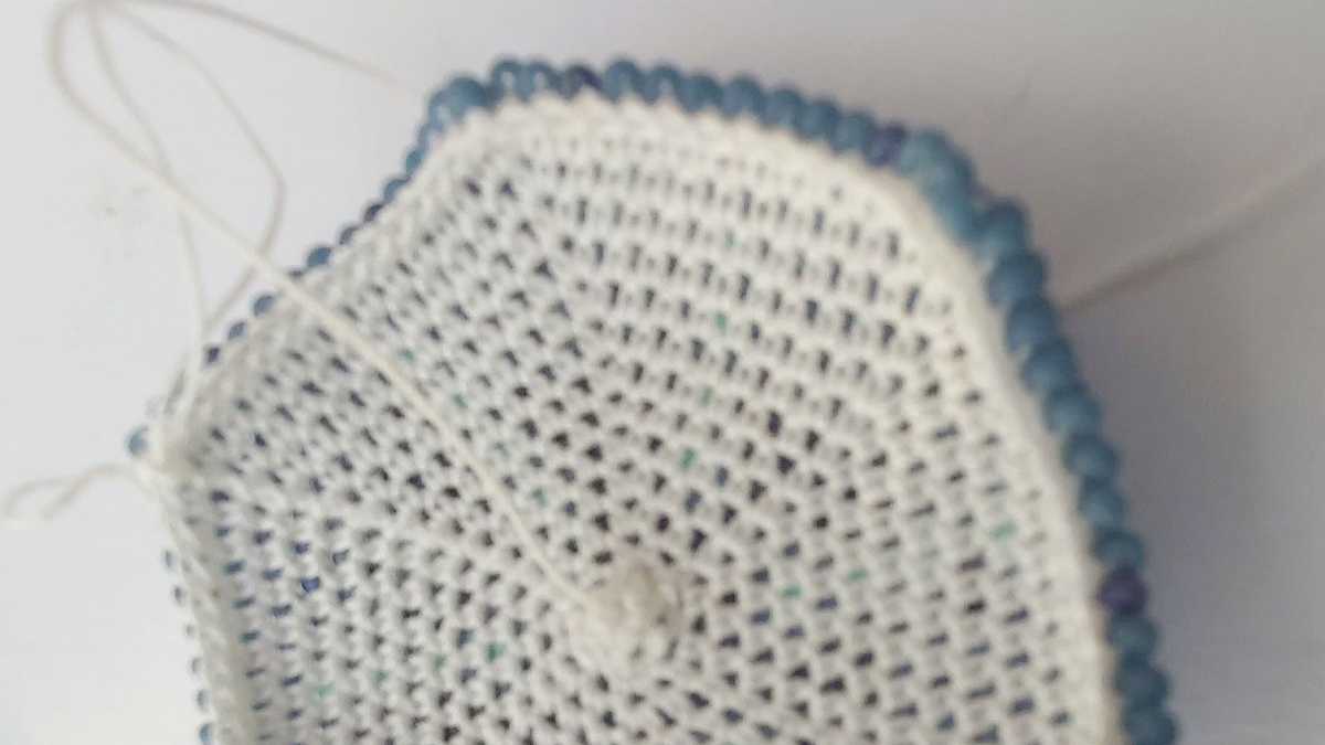 DIY Boule de Noël dégradé de perles en spirale au crochet : Etape 5