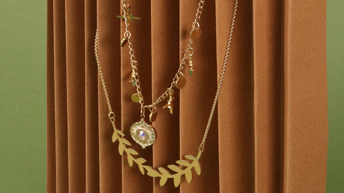 Schéma Deux Colliers en acier inox doré pendentif branche Schéma Deux Colliers en acier inox doré pendentif branche