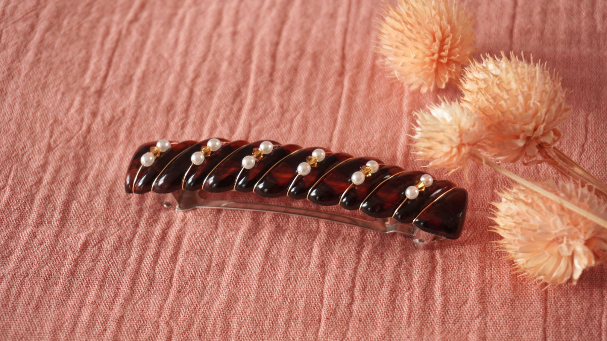 Schéma DIY Barrette écailles de tortue avec des perles nacrées