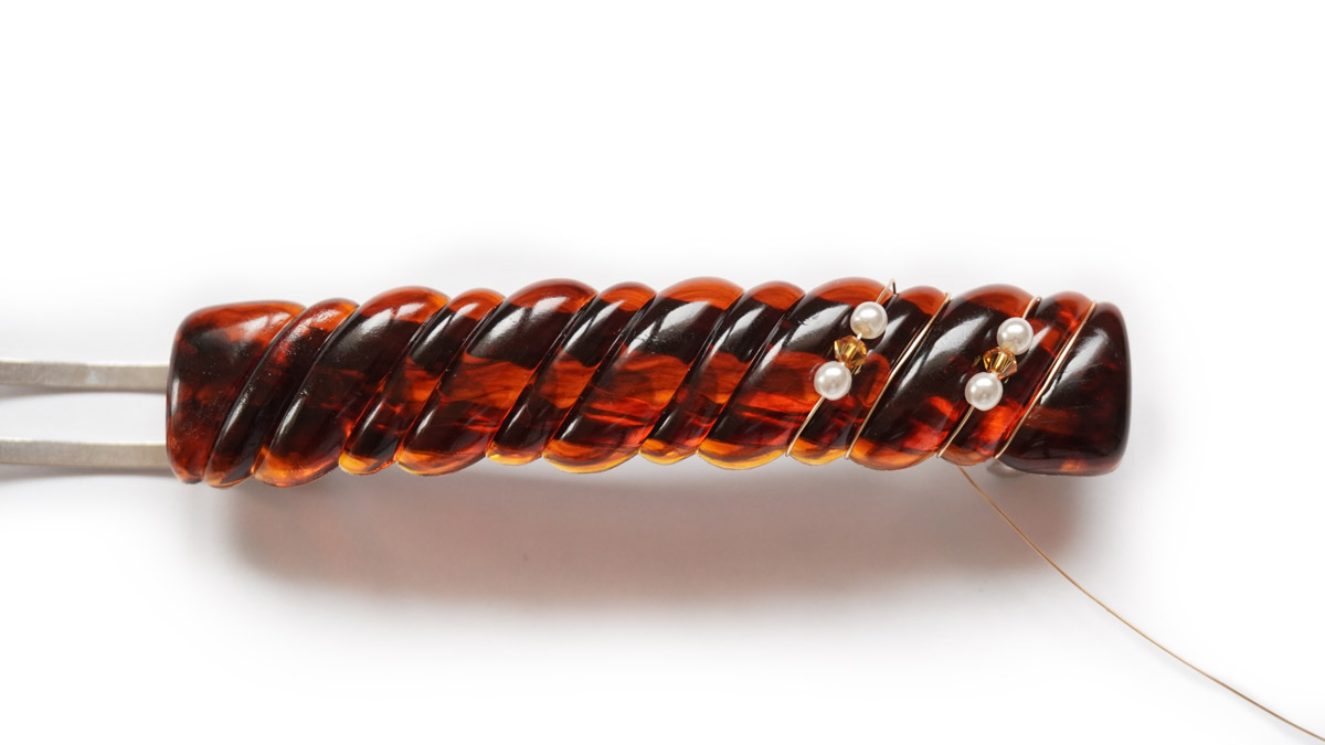 DIY Barrette écailles de tortue avec des perles nacrées : Etape 2