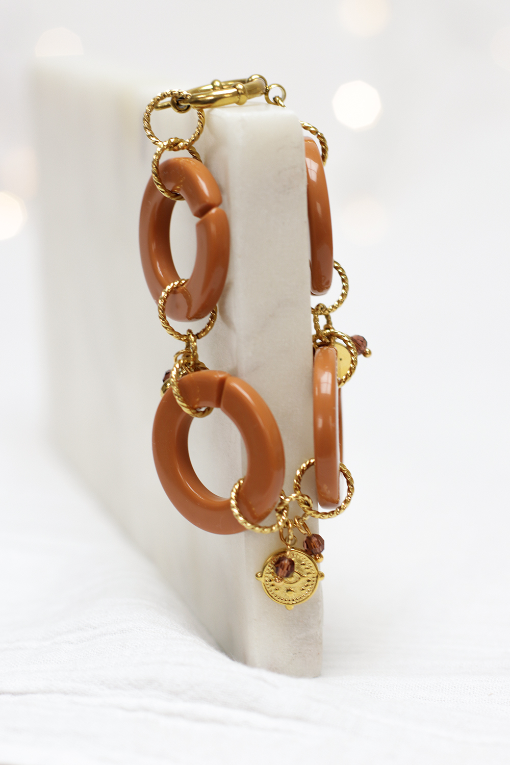 Schéma Bracelet gros maillons acier inox doré et acrylique Schéma Bracelet gros maillons acier inox doré et acrylique