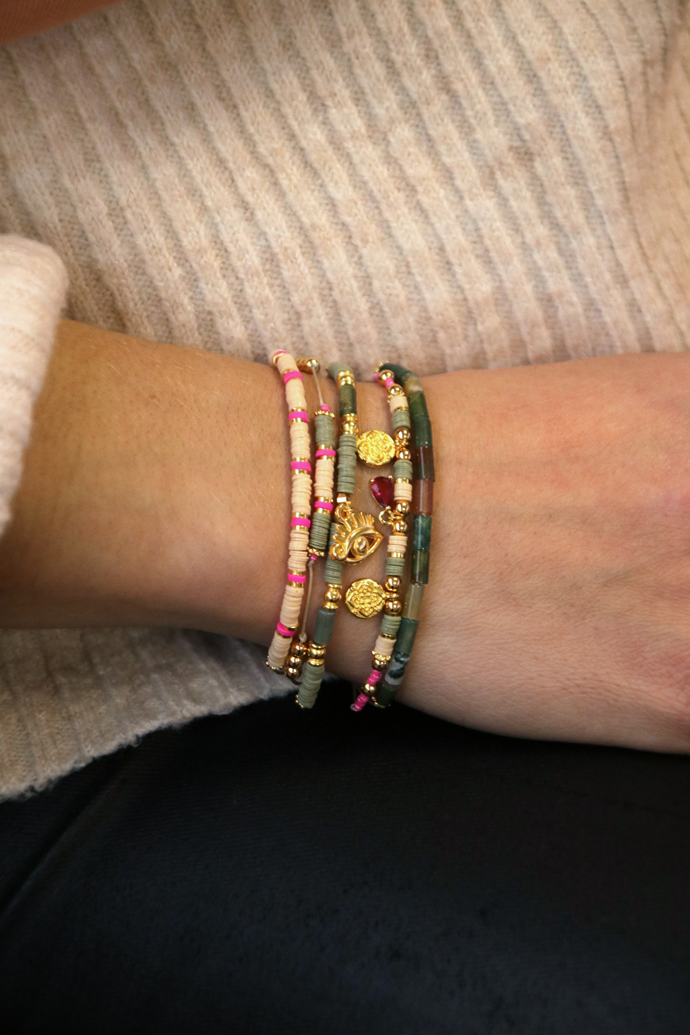 Schéma Tuto bracelets fins avec des perles heishi et des breloques