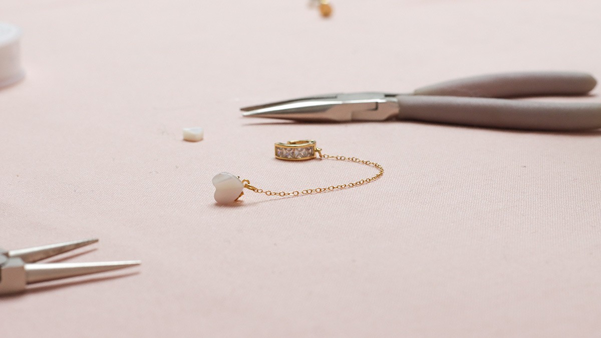 Boucles d'oreilles nacre et chaîne : Etape 4