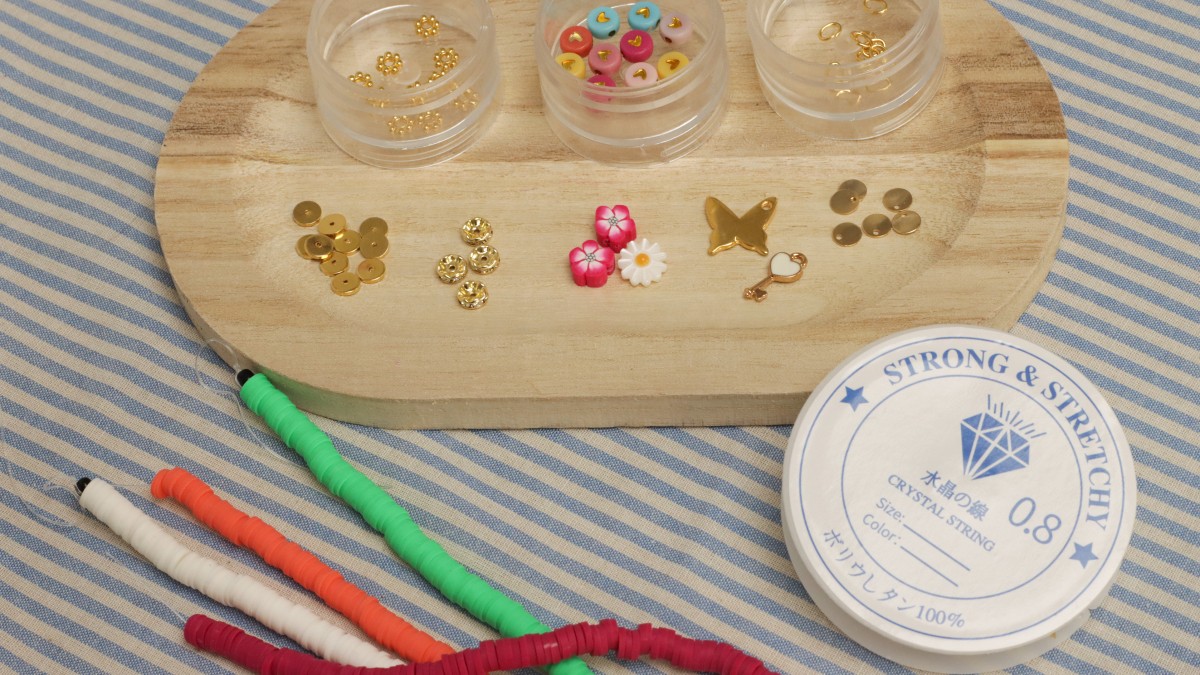 Bracelets élastiques rondelles heishi modèle Prairie : Etape 1