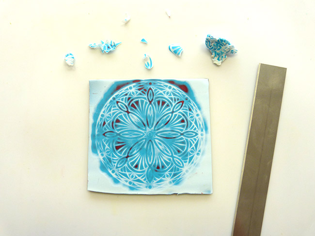 Collier en pâte polymère avec tampon mandala et pompons : Etape 4