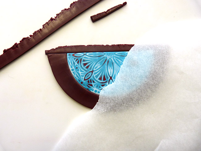 Collier en pâte polymère avec tampon mandala et pompons : Etape 6