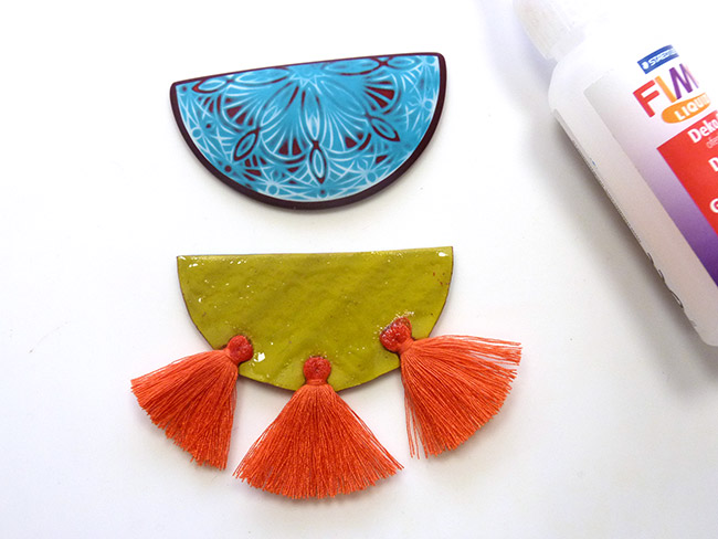 Collier en pâte polymère avec tampon mandala et pompons : Etape 8