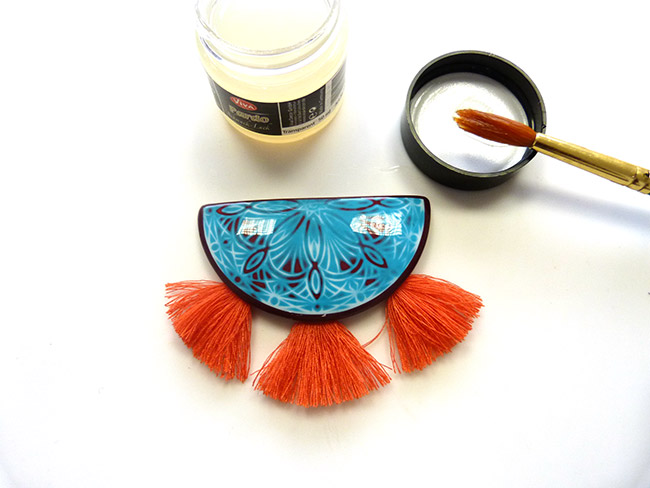 Collier en pâte polymère avec tampon mandala et pompons : Etape 10