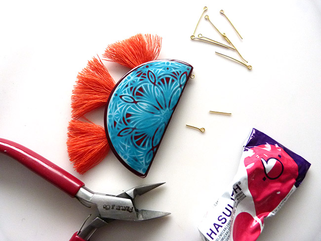 Collier en pâte polymère avec tampon mandala et pompons : Etape 11