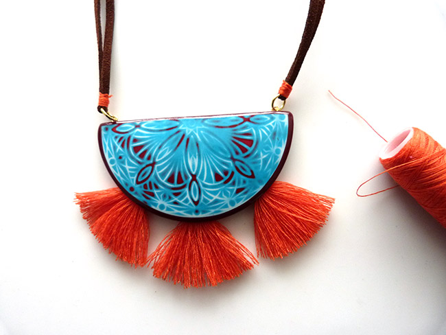 Collier en pâte polymère avec tampon mandala et pompons : Etape 13
