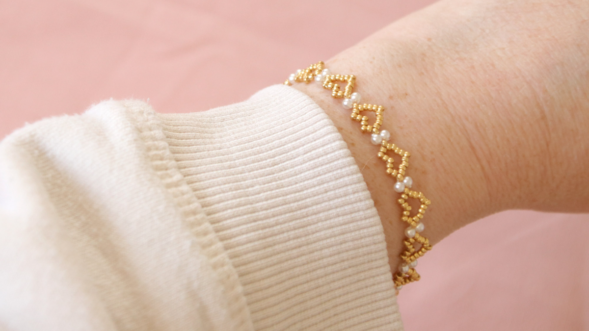 Schéma Bracelet coeurs en perles de rocailles dorées et perles nacre