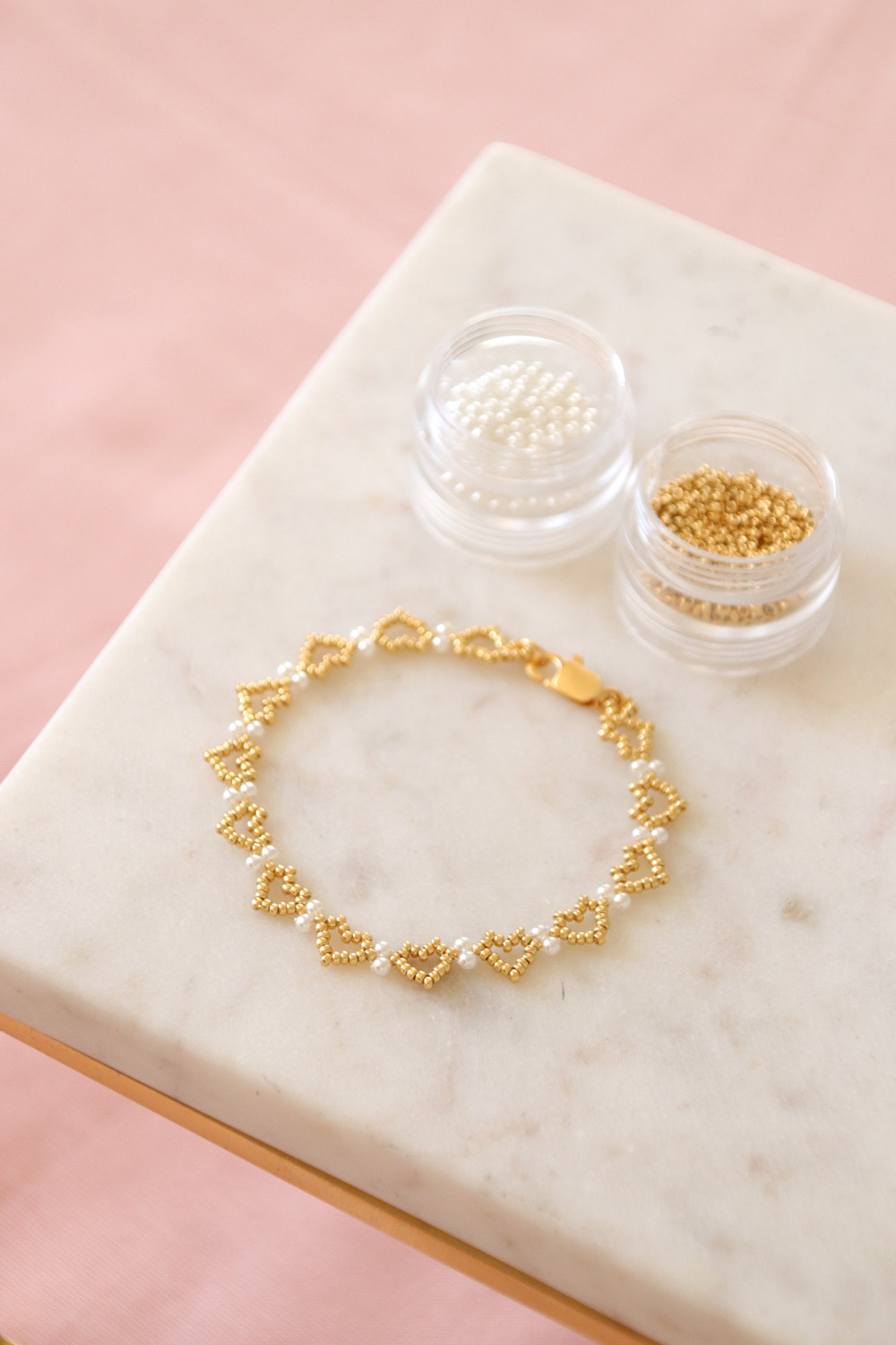 Schéma Bracelet coeurs en perles de rocailles dorées et perles nacre