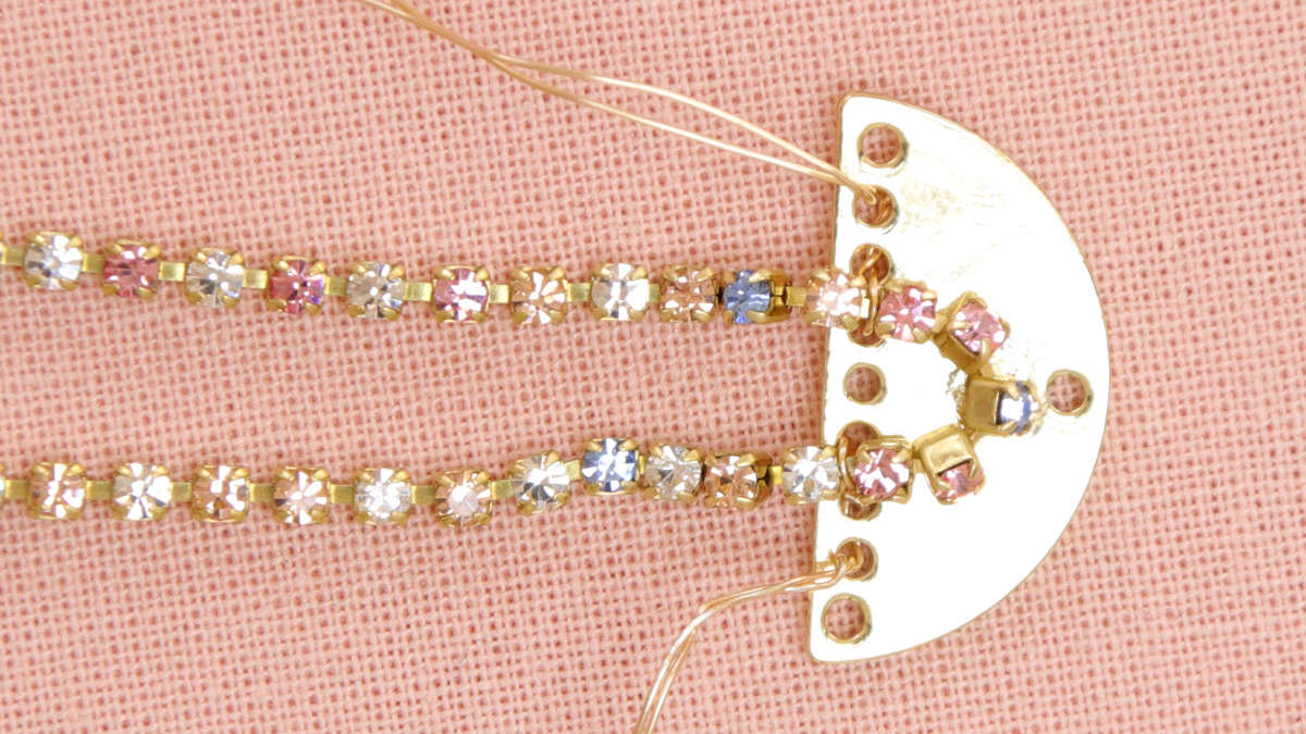 Boucles d'oreilles franges strass forme arche : Etape 2