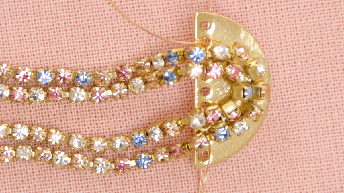 Boucles d'oreilles franges strass forme arche : Etape 3