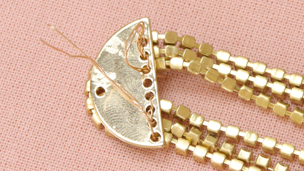 Boucles d'oreilles franges strass forme arche : Etape 4