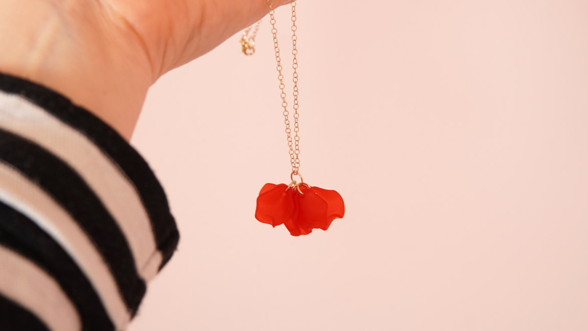 Collier long pendentif pétales de fleur rouges