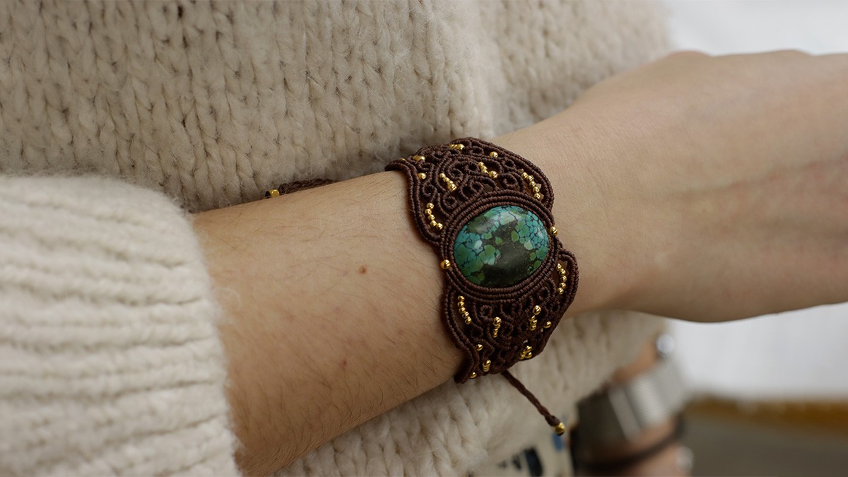 Bracelet manchette en micro macramé avec fil slam cord