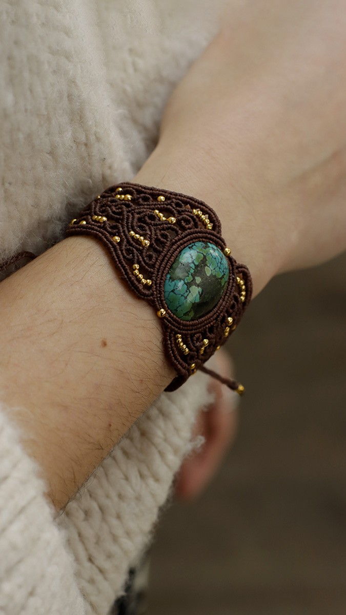 Bracelet manchette en micro macramé avec fil slam cord