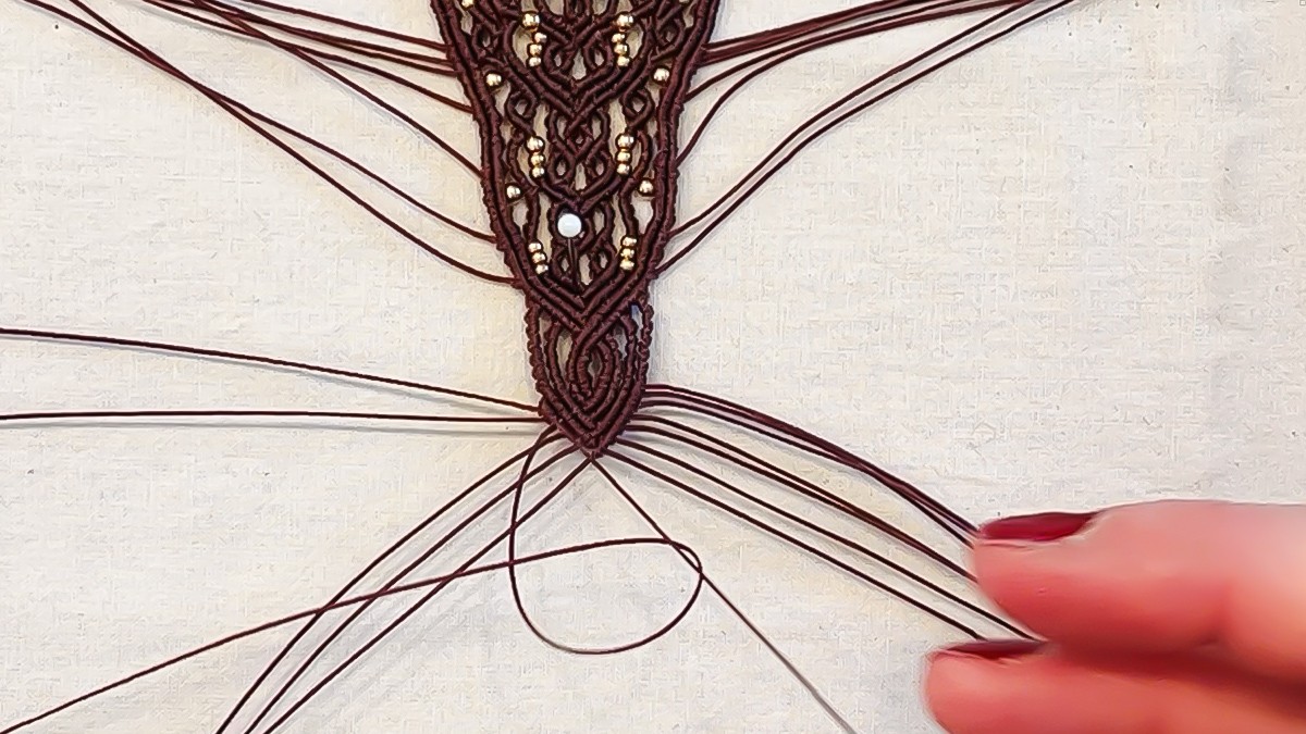 Bracelet manchette en micro macramé avec fil slam cord : Etape 1