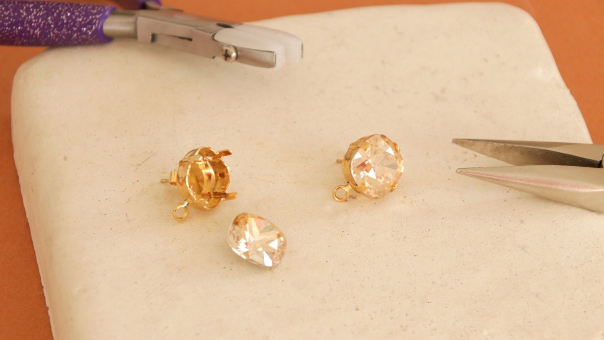 Boucles d'oreilles pendantes en cristaux sertis PureCrystal : Etape 1 Boucles d'oreilles pendantes en cristaux sertis PureCrystal : Etape 1