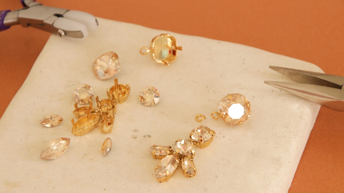 Boucles d'oreilles pendantes en cristaux sertis PureCrystal : Etape 2 Boucles d'oreilles pendantes en cristaux sertis PureCrystal : Etape 2