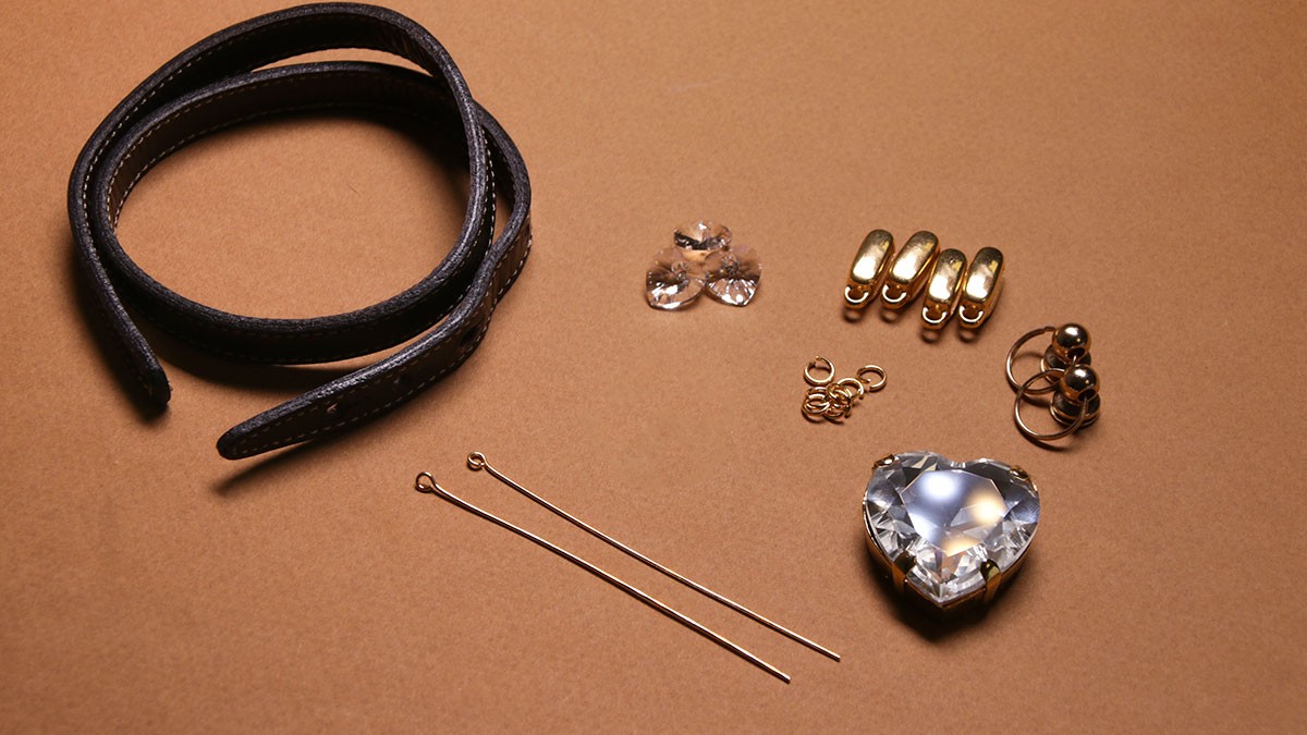 Collier pour chien DIY : Cordon en cuir et cristaux : Etape 1