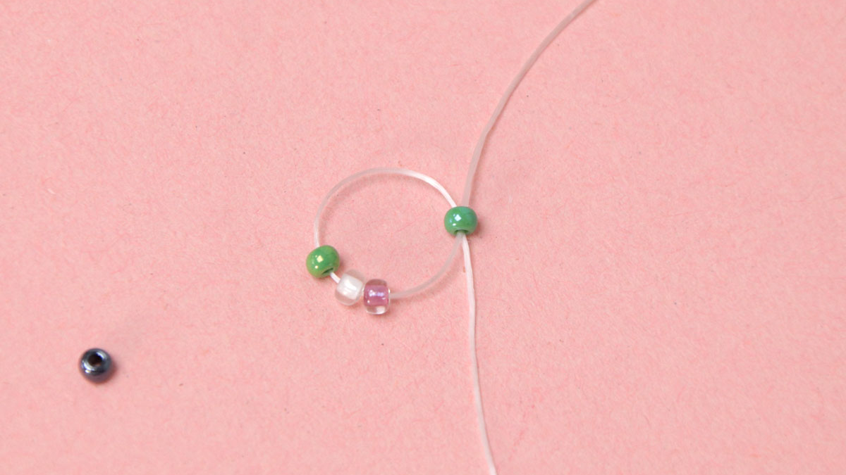 Bague élastique en cristal avec perles de rocailles : Etape 2