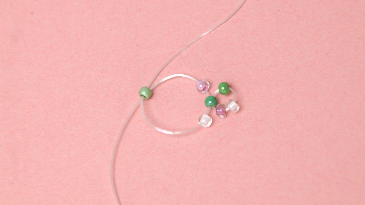 Bague élastique en cristal avec perles de rocailles : Etape 3