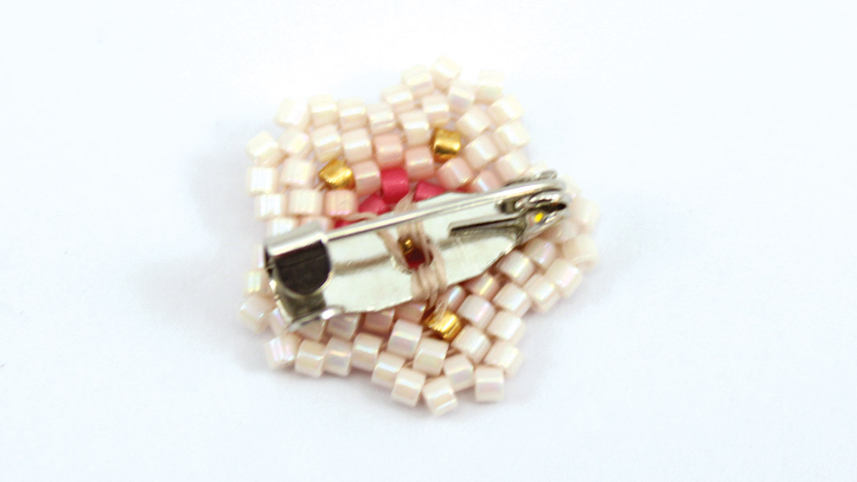 Broches en perles Miyuki Fleurs de Cerisier en peyote circulaire : Etape 8 Broches en perles Miyuki Fleurs de Cerisier en peyote circulaire : Etape 8