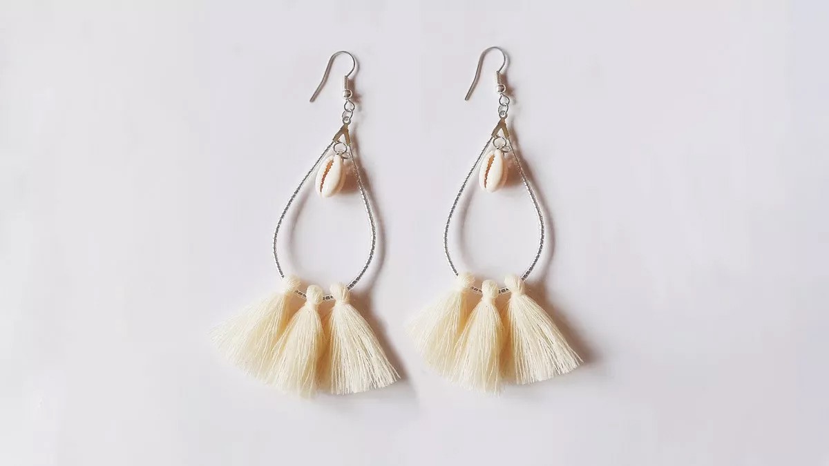 Schéma Boucles d'oreilles gouttes fantaisie avec Miyuki delicas, pompons et coquillages Cauri Schéma Boucles d'oreilles gouttes fantaisie avec Miyuki delicas, pompons et coquillages Cauri