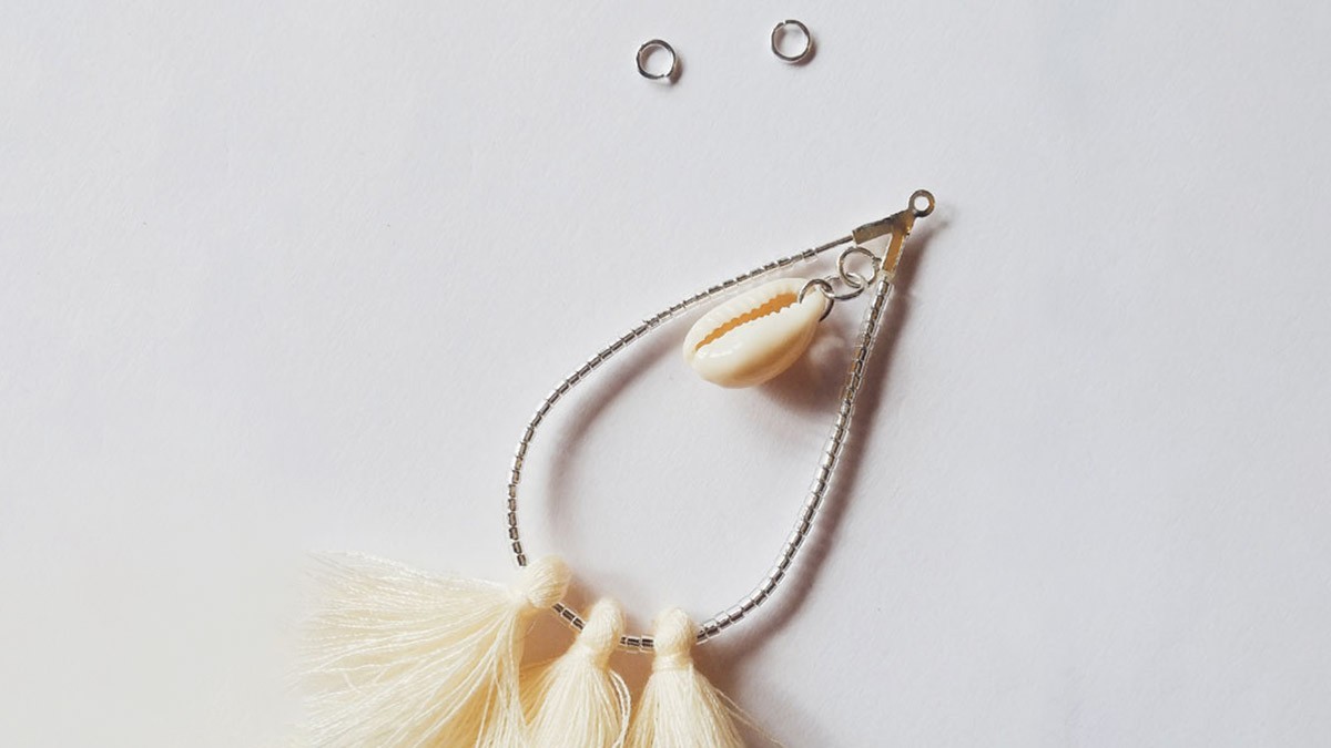 Boucles d'oreilles gouttes fantaisie avec Miyuki delicas, pompons et coquillages Cauri : Etape 2 Boucles d'oreilles gouttes fantaisie avec Miyuki delicas, pompons et coquillages Cauri : Etape 2