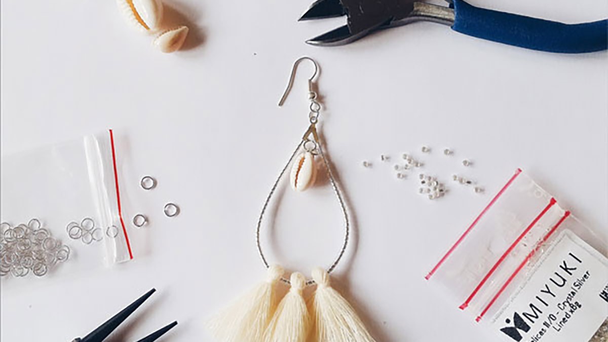 Boucles d'oreilles gouttes fantaisie avec Miyuki delicas, pompons et coquillages Cauri : Etape 3 Boucles d'oreilles gouttes fantaisie avec Miyuki delicas, pompons et coquillages Cauri : Etape 3