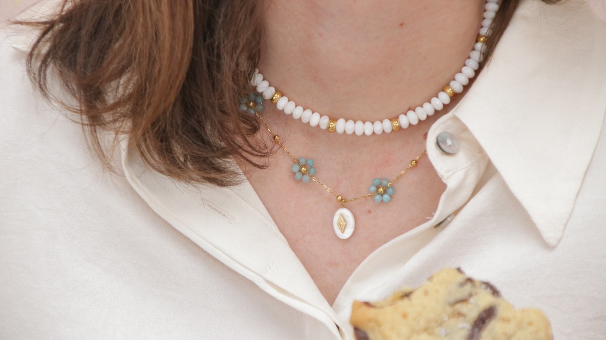 Schéma Collier acier inoxydable doré avec petites fleurs en Amazonite