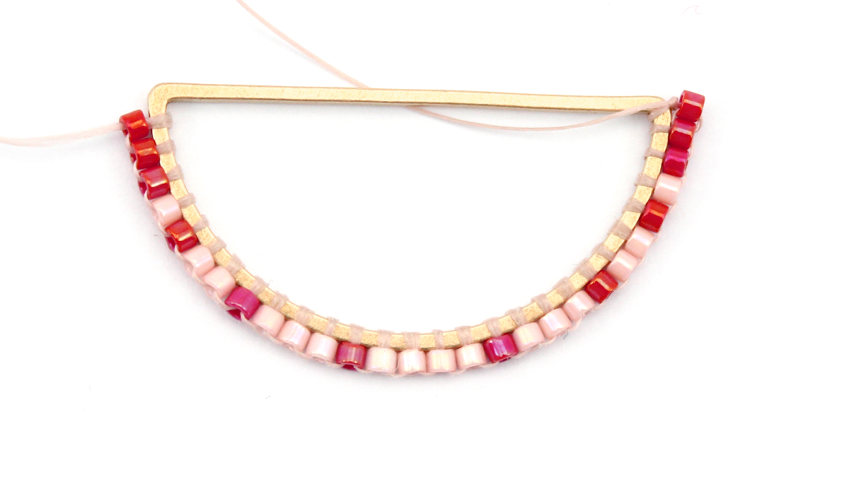 Collier Miyuki demi-lune technique brick stitch : Etape 3
